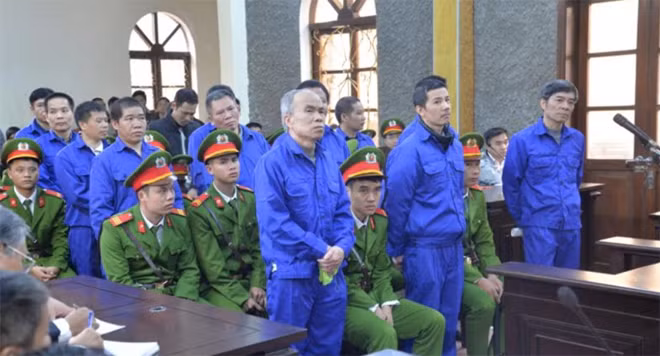 Các bị cáo tại phiên toà. Các bị cáo tại phiên toà.