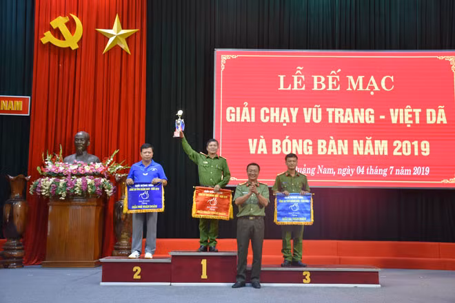 Đại diện Ban tổ chức trao giải cho các đội nhất, nhì, ba toàn đoàn.