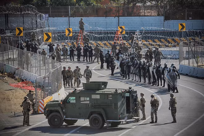 Binh lính bảo vệ khu vực biên giới Mỹ - Mexico. Ảnh: Newsrnd