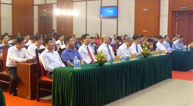 Các đại biểu tại buổi khai trương.