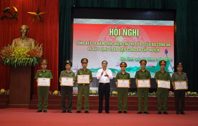 Đồng chí Nguyễn Văn Quang trao Bằng khen của UBND tỉnh Hòa Bình cho tập thể, cá nhân có thành tích xuất sắc. Đồng chí Nguyễn Văn Quang trao Bằng khen của UBND tỉnh Hòa Bình cho tập thể, cá nhân có thành tích xuất sắc.