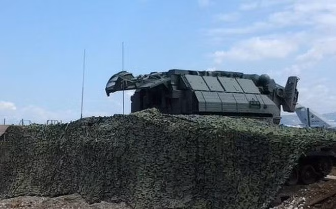 Những hình ảnh đầu tiên của tổ hợp tên lửa phòng không Tor-M2 được Nga triển khai tại căn cứ Hmeimim trên đất Syria. Những hình ảnh đầu tiên của tổ hợp tên lửa phòng không Tor-M2 được Nga triển khai tại căn cứ Hmeimim trên đất Syria.