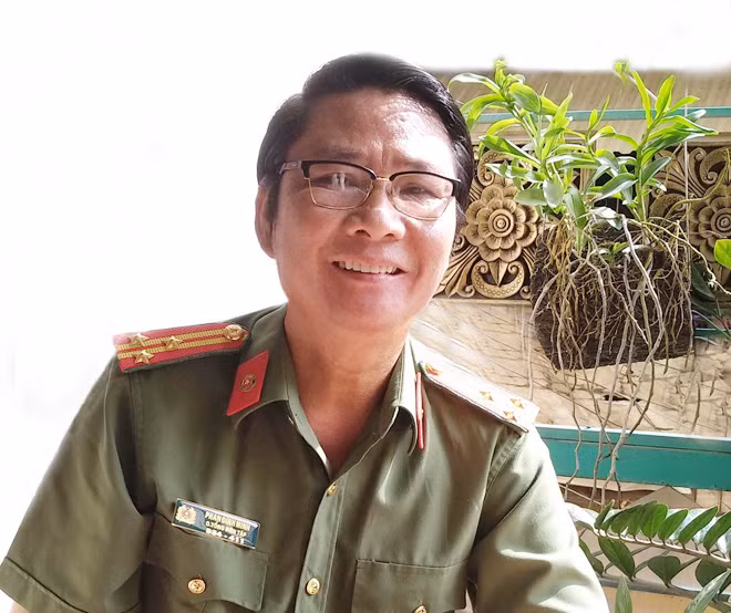 Thượng tá - nhà văn Phan Đình Minh. Thượng tá - nhà văn Phan Đình Minh.
