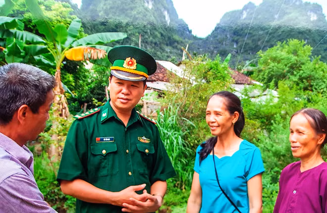 Thượng tá Mê Văn Đạt cùng người dân xã Đàm Thủy bàn về xây dựng kinh tế.