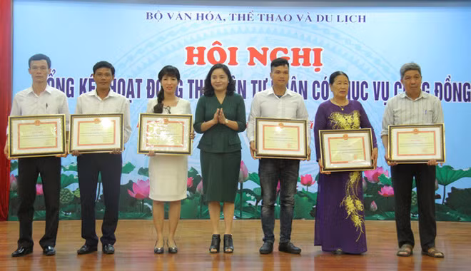 Thứ trưởng Bộ Văn hóa, Thể thao và Du lịch Trịnh Thị Thủy trao bằng khen cho các tập thể, cá nhân có thành tích xuất sắc trong hoạt động thư viện tư nhân phục vụ cộng đồng.