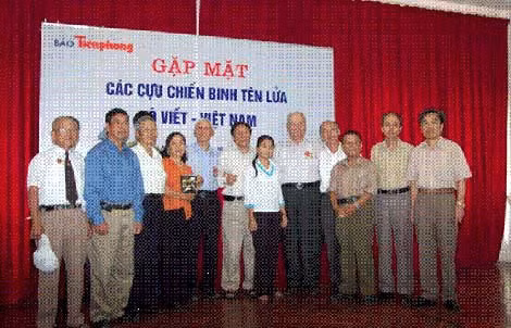 Ông Skoryak (thứ 5 từ phải qua) trong đoàn Hội Hữu nghị Nga - Việt thành phố Sverlov sang thăm Việt nam năm 2007.