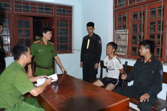 Đối tượng Giàng Seo Chỉnh tại cơ quan điều tra. Đối tượng Giàng Seo Chỉnh tại cơ quan điều tra.