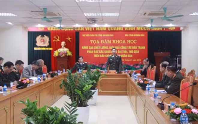 Thiếu tướng Phạm Văn Miên phát biểu tại buổi tọa đàm.