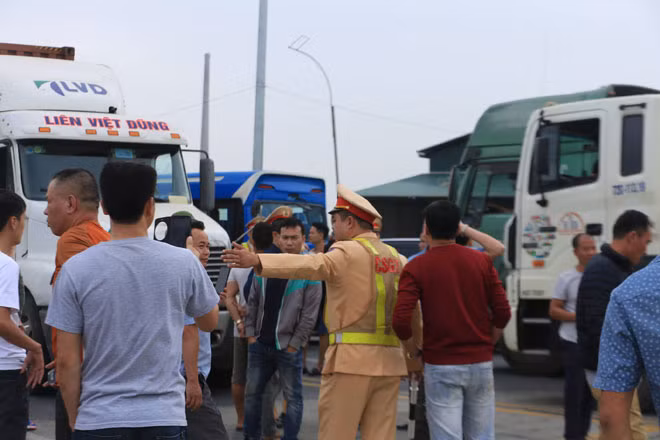Trạm thu phí Phả Lại bị các đối tượng gây ách tắc giao thông.