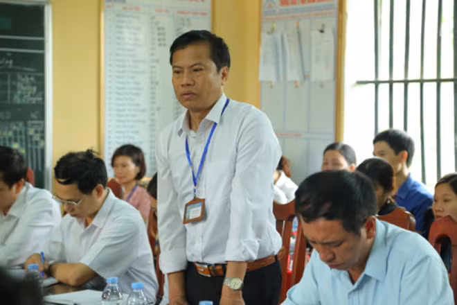 Hiệu trưởng Trường THCS Phù Ủng báo cáo tại buổi làm việc. Hiệu trưởng Trường THCS Phù Ủng báo cáo tại buổi làm việc.