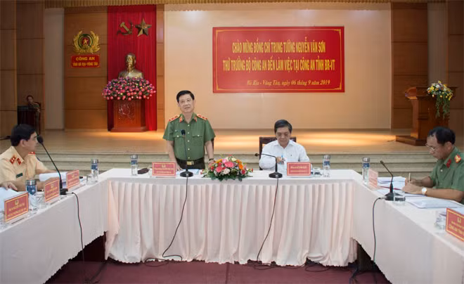 Thứ trưởng Nguyễn Văn Sơn phát biểu chỉ đạo tại buổi làm việc.