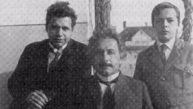 Albert Einstein và hai con trai, Hans Albert và Eduard (bên phải).