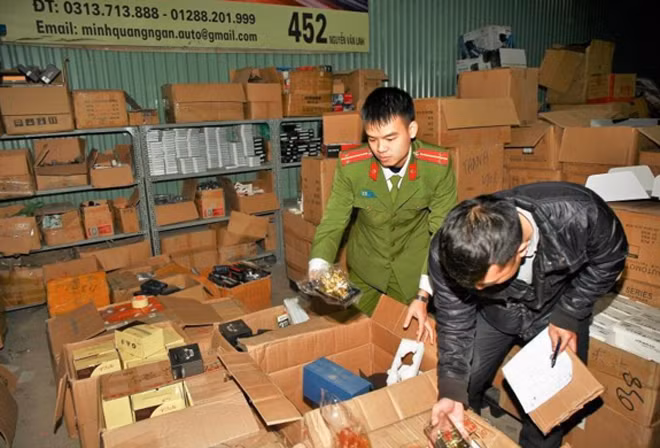 Cơ quan chức năng kiểm đếm số phụ kiện ô tô không rõ nguồn gốc.