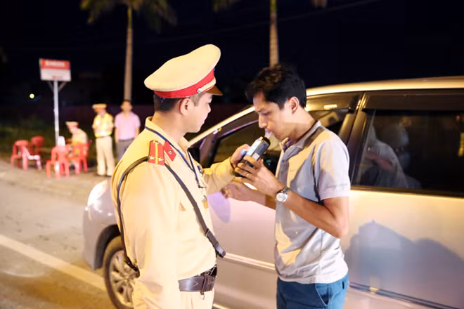 CSGT kiểm tra nồng độ cồn của lái xe.