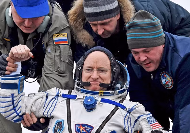 Nhà du hành Scott Kelly sau khi trở về từ vũ trụ.