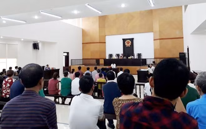Các bị cáo (hàng trên) tại phiên xử.