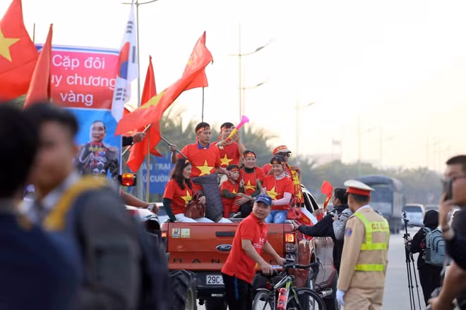 Người hâm mộ háo hức chờ đón đội tuyển U22 chiến thắng trở về.
