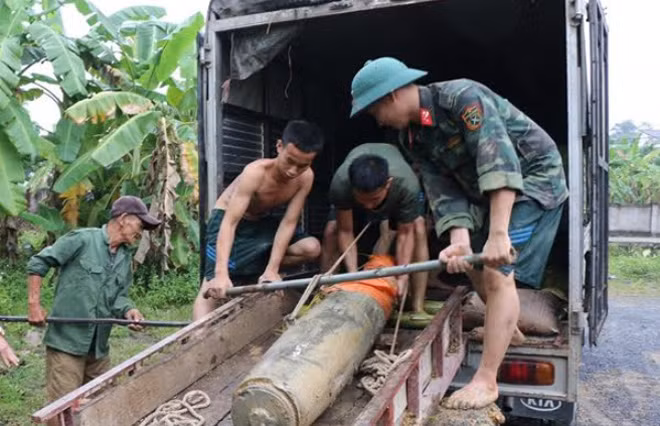 Qủa bom được chuyển đến nơi an toàn và tiêu hủy thành công.
