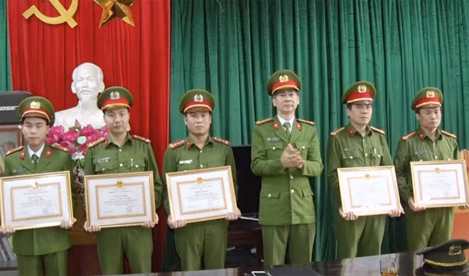Đại tá Trần Ngọc Hợi - Phó Giám đốc, Thủ trưởng cơ quan Cảnh sát điều tra Công an tỉnh Hà Nam trao Giấy khen của Giám đốc Công an tỉnh cho các tập thể, cá nhân có thành tích xuất sắc trong công tác đấu tranh phòng, chống tội phạm ma túy.