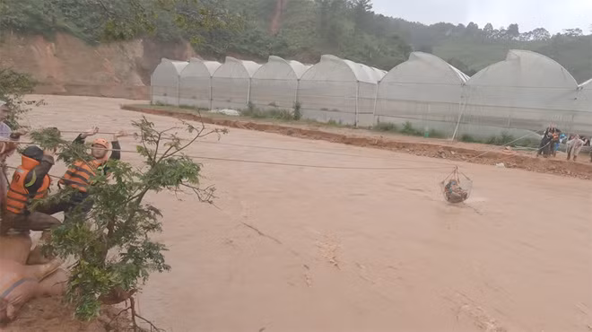 Cảnh sát PCCC và CNCH Công an tỉnh Lâm Đồng dùng giỏ sắt, dây đu cứu 41 người.