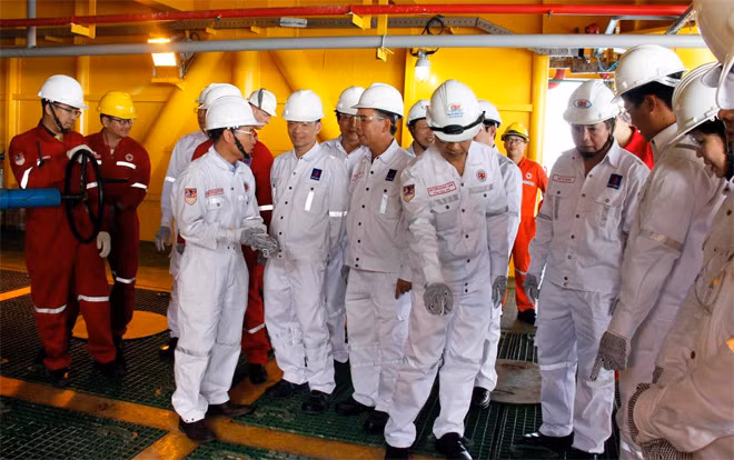 Lãnh đạo PVN tháp tùng lãnh đạp Bộ, ngành Trung ương kiểm tra công tác tại mỏ Cá Tầm.