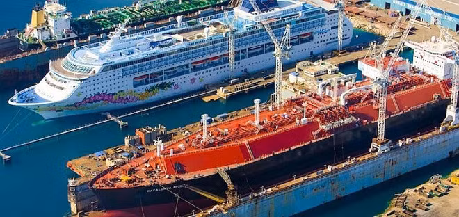 Tàu thuyền đi lại trên kênh đào Panama.