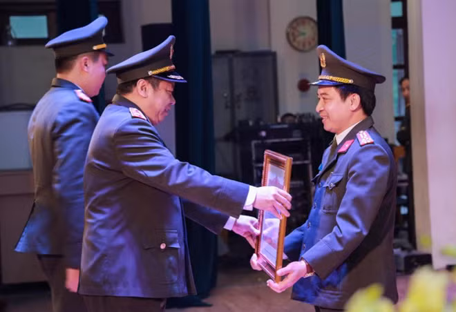 Thượng tá Phan Anh Tuấn nhận Bằng khen của Thủ tướng Chính phủ do Giám đốc Học viện ANND trao tặng.