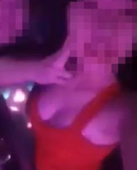 10X đang "lạc lối" tại một quán bar.
