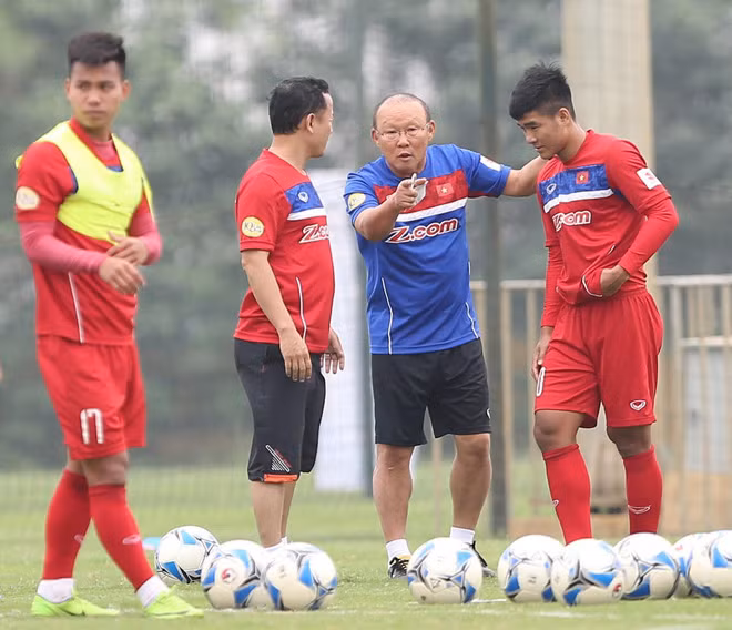 Thầy Park luôn kiên nhẫn với các học trò. Thầy Park luôn kiên nhẫn với các học trò.