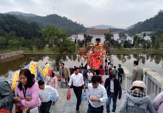 Đông đảo Phật tử và người dân, du khách thành tâm hướng về Phật hoàng Trần Nhân Tông.
