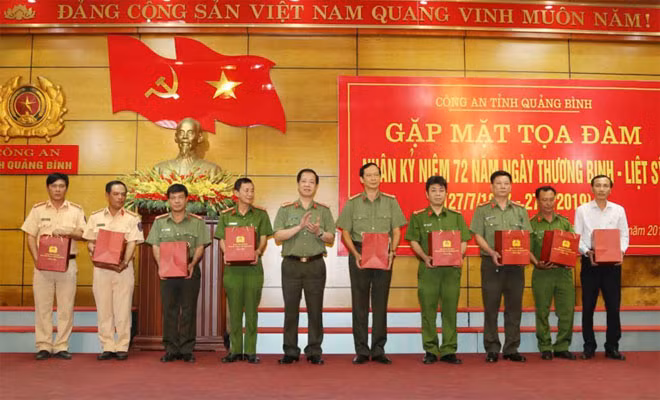 Đồng chí Đại tá Trần Hải Quân - Giám đốc Công an tỉnh Quảng Bình tặng quà các thân nhân gia đình liệt sỹ và thương bệnh binh Công an Quảng Bình.