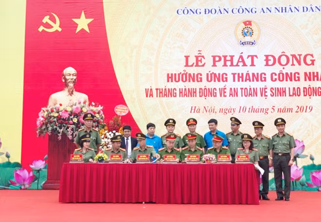 Các cụm thi đua trong Công đoàn CAND ký giao ước thi đua.