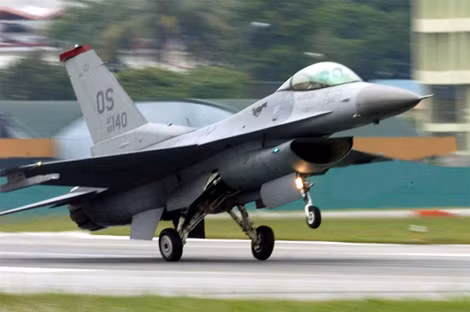 Chiếc F-16 của Heather lúc cất cánh khỏi sân bay Andrews (Ảnh của Không quân Mỹ). Chiếc F-16 của Heather lúc cất cánh khỏi sân bay Andrews (Ảnh của Không quân Mỹ).