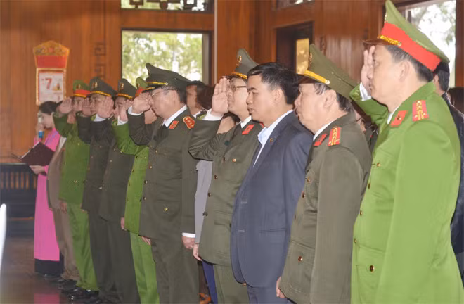 Các đại biểu làm lễ tưởng niệm Chủ tịch Hồ Chí Minh.