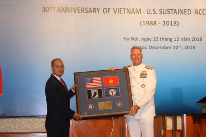 Chuẩn Đô đốc Jon Kreitz trao quà lưu niệm tại Lễ kỷ niệm 30 năm hợp tác trong chương trình MIA.