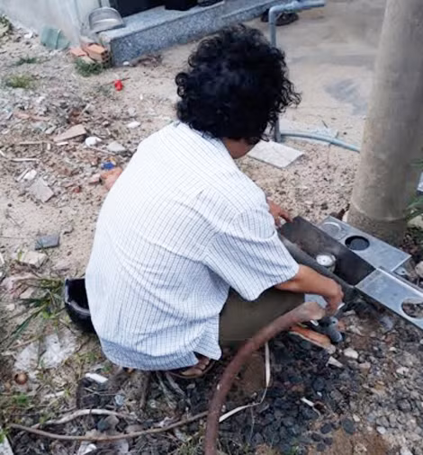 Một người dân ở khu phố Phú Cường, phường Tân Phú, thành phố Đồng Xoài kiểm tra đồng hồ nước của gia đình ngày 31-10.