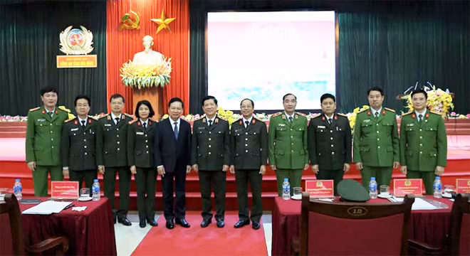 Đồng chí Bùi Văn Tỉnh và Thứ trưởng Nguyễn Văn Sơn cùng các đại biểu dự Hội nghị. Đồng chí Bùi Văn Tỉnh và Thứ trưởng Nguyễn Văn Sơn cùng các đại biểu dự Hội nghị.