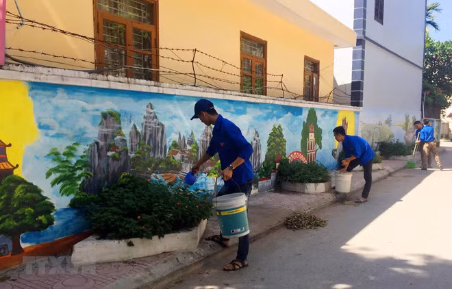 Huyện Đan Phượng thực hiện “Đường có hoa, nhà có số, phố có tên” xây dựng xã nông thôn mới kiểu mẫu của Thủ đô. (Ảnh: TTXVN)