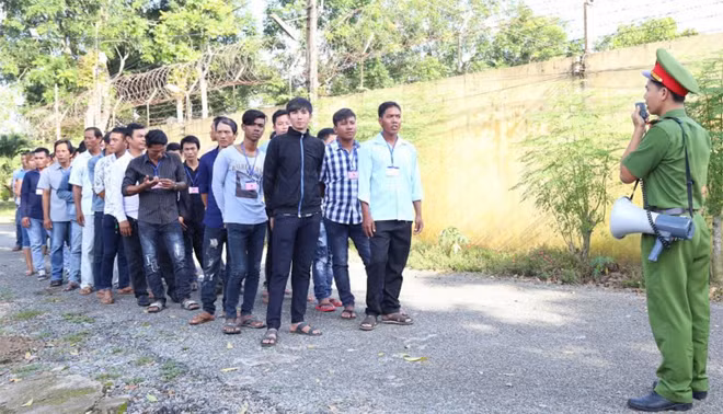 Các thanh thiếu niên trải nghiệm thực tế tại Trại tạm giam Công an tỉnh Sóc Trăng.