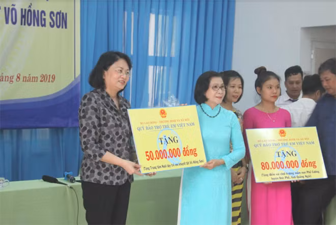 Đồng chí Phó Chủ tịch nước Đặng Thị Ngọc Thịnh phát biểu tại buổi làm việc.