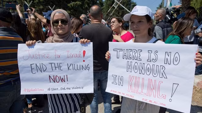 Người biểu tình đòi công lý cho Israa và yêu cầu thực thi luật pháp để bảo vệ phụ nữ khỏi bạo lực gia đình.
