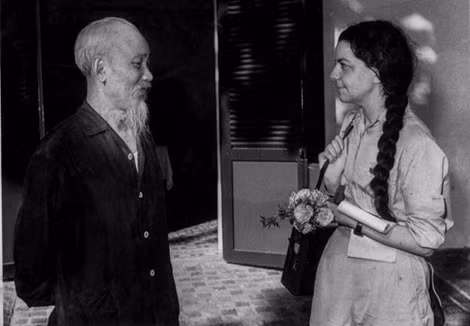 Bác Hồ trong một lần tiếp nhà báo Madeleine Riffaud.