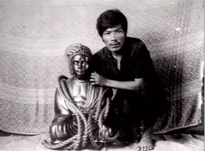 Roxas và bức tượng Phật vàng (chụp ngày 25-1-1971, ngay sau ngày Roxas tìm thấy).