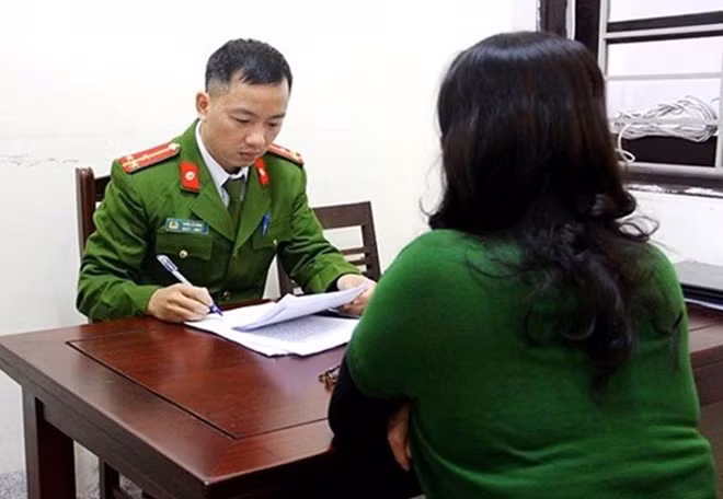 Nạn nhân bị lừa đến cơ quan Công an trình báo. Nạn nhân bị lừa đến cơ quan Công an trình báo.