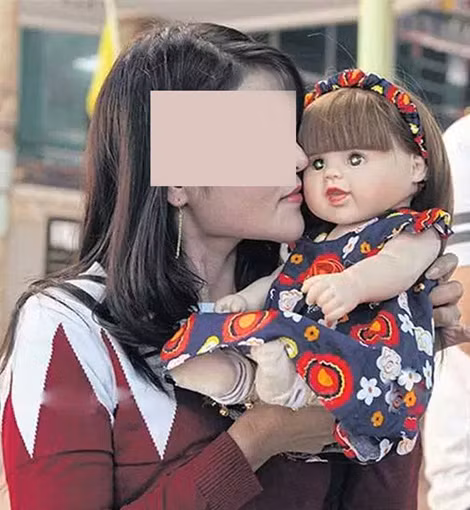 Người nuôi Kuman Thong “nựng” nó như chính con mình.