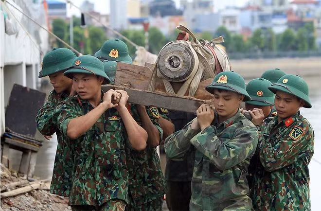 Lực lượng Công binh di dời quả bom đến nơi tập kết để tiêu hủy.