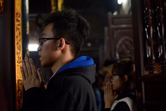 Không chỉ có hội chị em, nhiều nam thanh niên cũng đến đây sắm lễ, thành tâm cầu khấn để tìm được mối nhân duyên.