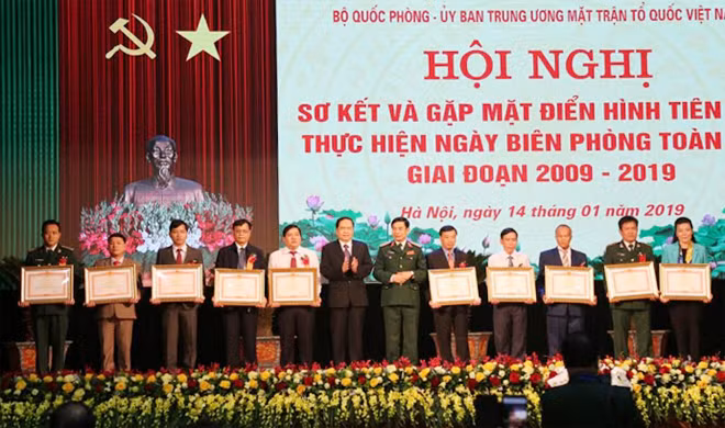 Thượng tướng Phan Văn Giang và đồng chí Trần Thanh Mẫn trao Bằng Khen của Chính phủ cho các cá nhân và tập thể có thành tích xuất sắc trong thực hiện Ngày Biên phòng toàn dân giai đoạn 2009-2019.