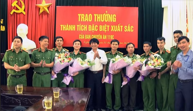 Lãnh đạo huyện Nghĩa Đàn trao thưởng cho Công an huyện về thành tích triệt phá đường dây đánh bạc công nghệ cao. Lãnh đạo huyện Nghĩa Đàn trao thưởng cho Công an huyện về thành tích triệt phá đường dây đánh bạc công nghệ cao.