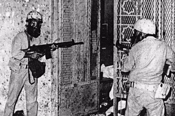 Binh sĩ Saudi tấn công vào đền Al-Haram.